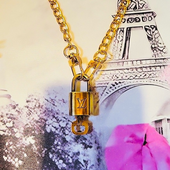 LOUIS VUITTON #320 Lock & Key w/Unbranded Chain, EUC - Picture 3 of 10